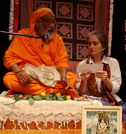 Gloria Arieira e Swami Dayananda